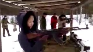 Как девушки стреляют из автомата