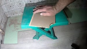 В тесной комнате с массой мебели обходим углы и трубы. Укладка ламината.