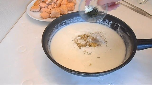 Нежная красная рыба(лосось) в сливочном соусе на сковороде.
