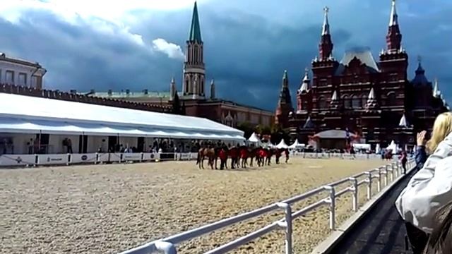 Москва. Фестиваль "Спасская Башня". Казаки скачут на лошадях по красной площади смотреть онлайн
