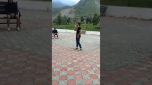 парень танцует арабский танец. очень смешно)