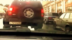 Студент проучил любителя посигналить.Вот так зарабатывают себе на Hummer.