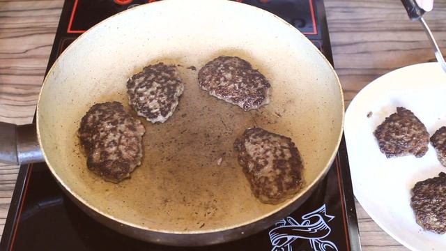 Печеночные оладьи с нежным молочным соусом. Печень по домашнему.