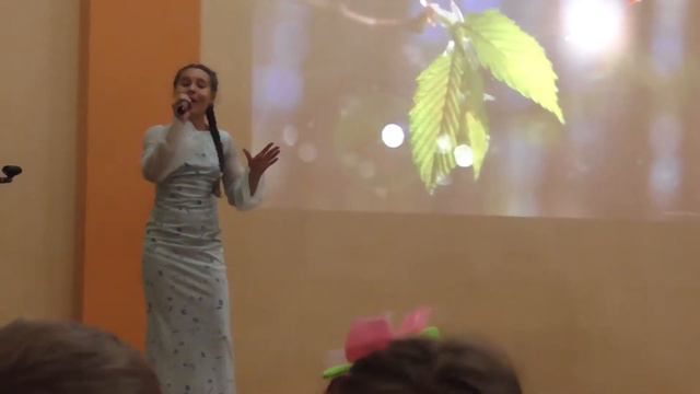 школьница отлично поёт