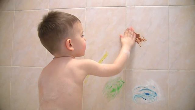 Мальчик Рома весело купается в ванне с пеной. Играем в щенячий патруль. Play Paw patrol in bathroom смотреть онлайн