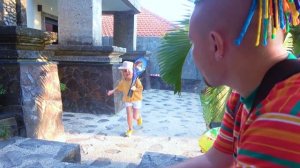 Алиса и Ева хотят играть с песком на пляже