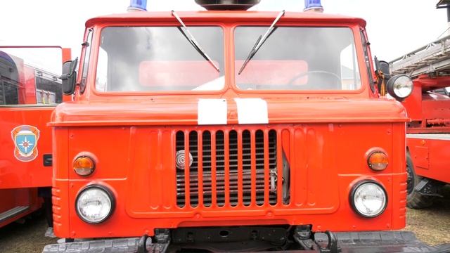 Выставку пожарной техники для школьников организовали сотрудники МЧС смотреть онлайн