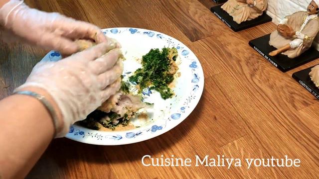 RAGOÛT DE BOULETTES AUX BLANCS DE POULETS ET SAUCE TOMATE - CUISINE MALIYA- مرقة كعابر بلحم الدجاج смотреть онлайн