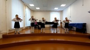 Ансамбль скрипачей "Веселые нотки" ( К.Рейнеке ,,Пьеса на открытых струнах" )