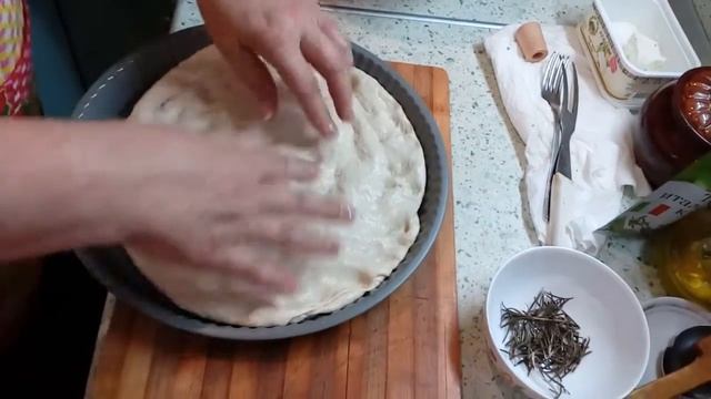 Фокачча с травами , оливками и сыром.Простейший рецепт итальянской лепешки. смотреть онлайн