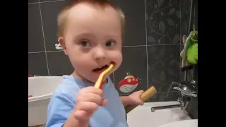 Мальчик чистит зубы