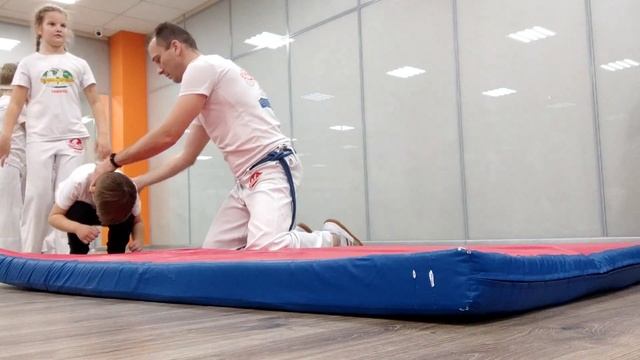 Отрабатываем кувырок с младшей группой смотреть онлайн