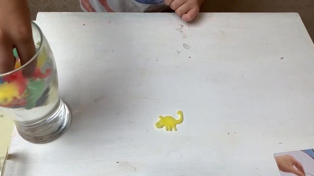 Динозавры вылупляются из яиц. Изучаем динозавров, учим цвета и считаем с Артемом смотреть онлайн