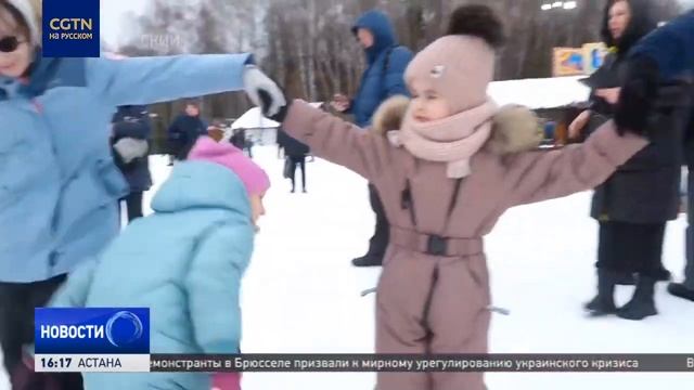 Россияне блинами и народными гуляниями проводили Масленицу
