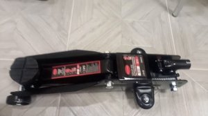 Распаковка — Подкатной домкрат RockForce RF-TH22001C