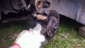 Замена передних тормозных колодок на Chevrolet Lanos