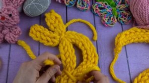 Милейший кролик, вязаный на пальцах! Справятся даже дети??