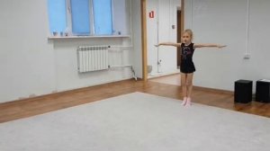 Художественная гимнастика, прыжок шагом.