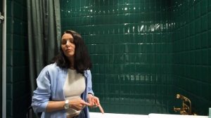 В ванной комнате и обои и плитка - почему? Дизайн ванной комнаты.