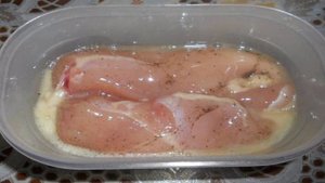 Куриная грудка в панировке из кунжута