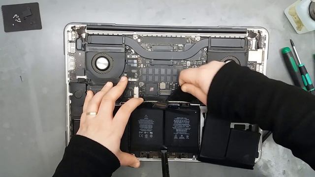 Macbook Pro A1398 Battery Replacement смотреть онлайн
