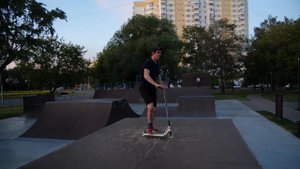 Кирилл AKA Шеф - трюки на самокате в скейтпарке "Сосенки" и Черкизовской плазе