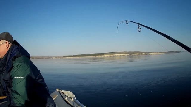 ЛОВЛЯ СУДАКА НА МАНДУЛЫ С ЛОДКИ!!! смотреть онлайн