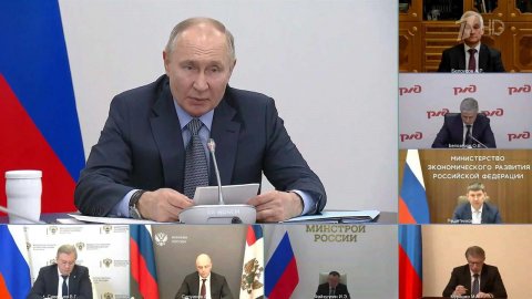 В. Путин провел совещание по социально-экономическому развитию Петербурга и Ленинградской области