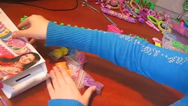 Станок для плетения браслетов из резинок.Плетем из резинок.Поделки с детьми! смотреть онлайн