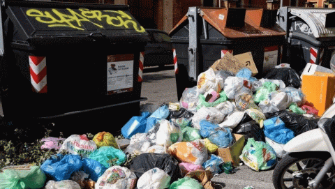 Столица Шотландии утонула в мусоре из-за забастовки