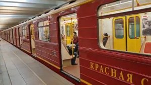 поезд красная стрела на станции Юго - западная