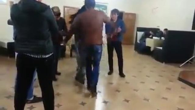 Кавказ. Чечня. Красивая чеченка манит парней своей фигурой в танце