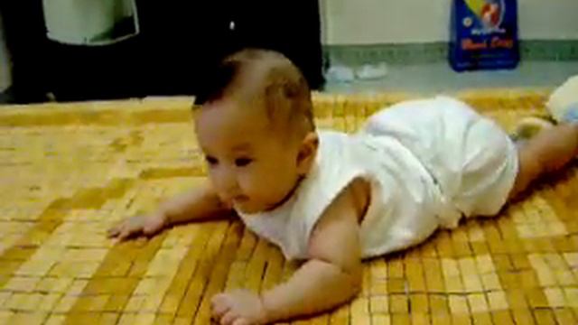 Khánh Linh nằm chơi trên phòng (20h36 - 28/06/2005). смотреть онлайн