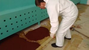 Укладка резиновой крошки в спортзале школы