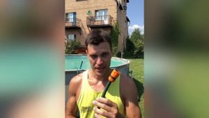 Как почистить дно бассейна без помощи пылесоса.