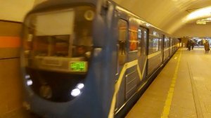 Прибытие метропоезда на станцию Новочеркасская, Санкт-Петербург