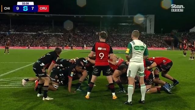 Красный левый стол тянет на себя игрока чёрных . Схватка. смотреть онлайн