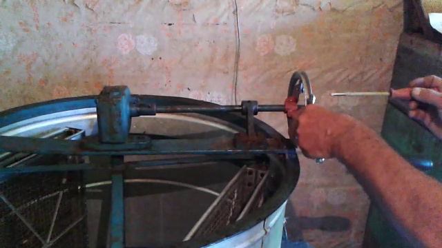 Электопривод на медогонку из сарой дрели. смотреть онлайн