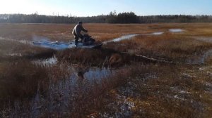 буран через речку по болоту