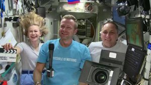 В Парке Горького установлена капсула, которая доставила с орбиты киногруппу "Вызова"