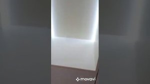 Прихожая с круглым зеркалом, рейками и подсветкой.