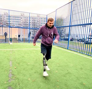 ЧАСТЬ 5 : На ПРОТЕЗАХ НОГ учусь ХОДИТЬ без костылей. "Микропроцессорные Японские "коленки".