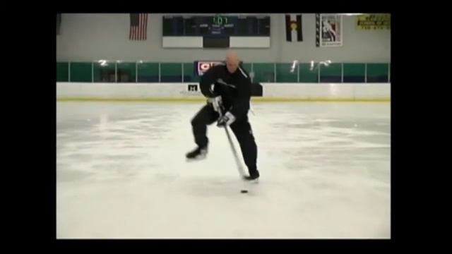 Ведение шайбы при прыжке на одной ноге. Хоккей. Работа с клюшкой. смотреть онлайн