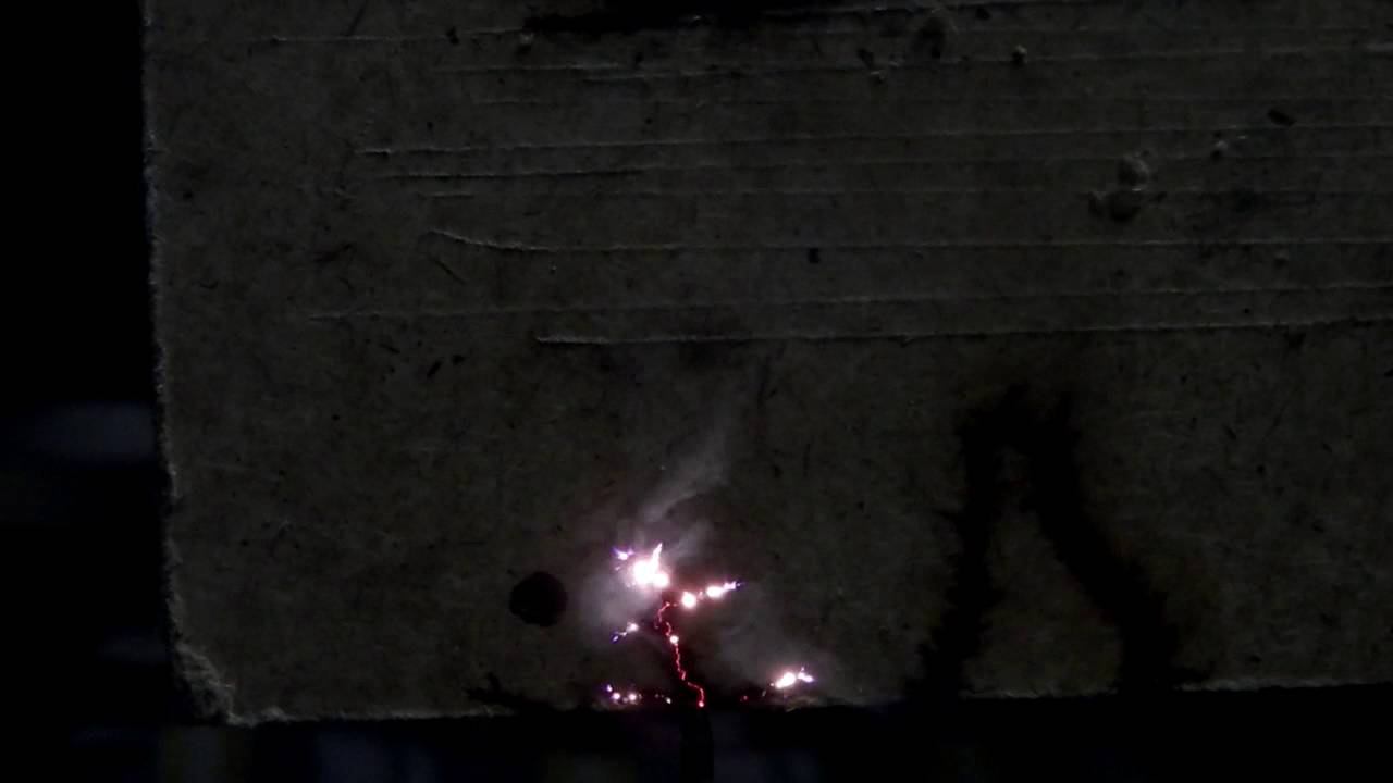 Рисуем током по дереву высоким напряжением. Wood burning With Lightning смотреть онлайн