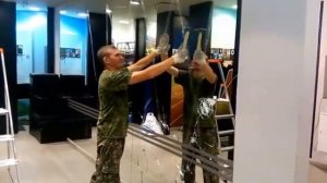 Демонтаж зеркала при помощи молотка | Как отклеить зеркало от стены