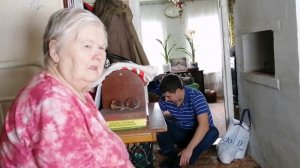 Мурка хозяйничает в гостях.