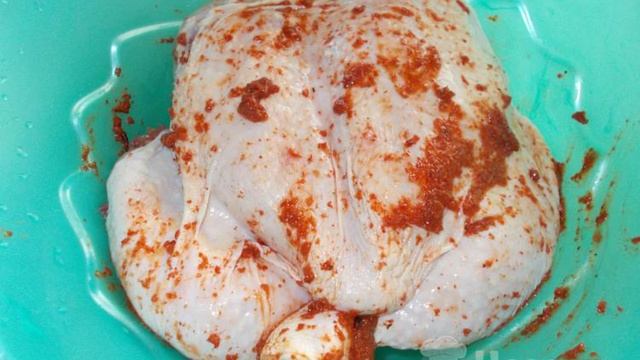 Курица запеченная целиком в духовке со сметаной и чесноком
