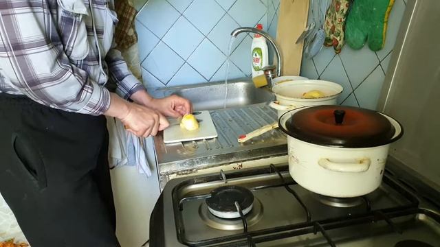 Нарежу картошку и морковку для горохового супа смотреть онлайн