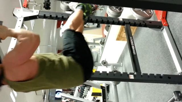 Klimmzüge mit angehobenen Beinen. Подтягивания с поднятыми ногами. смотреть онлайн