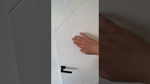 Отделка квартир в новостройках. Стильные межкомнатные двери. Белые межкомнатные двери в интерьере